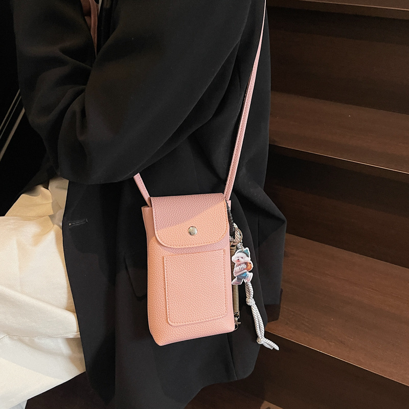 The 2025 new vertical fashion bag with lychee pattern and soft leather texture is a versatile and portable phone bag for walking Specification drawing