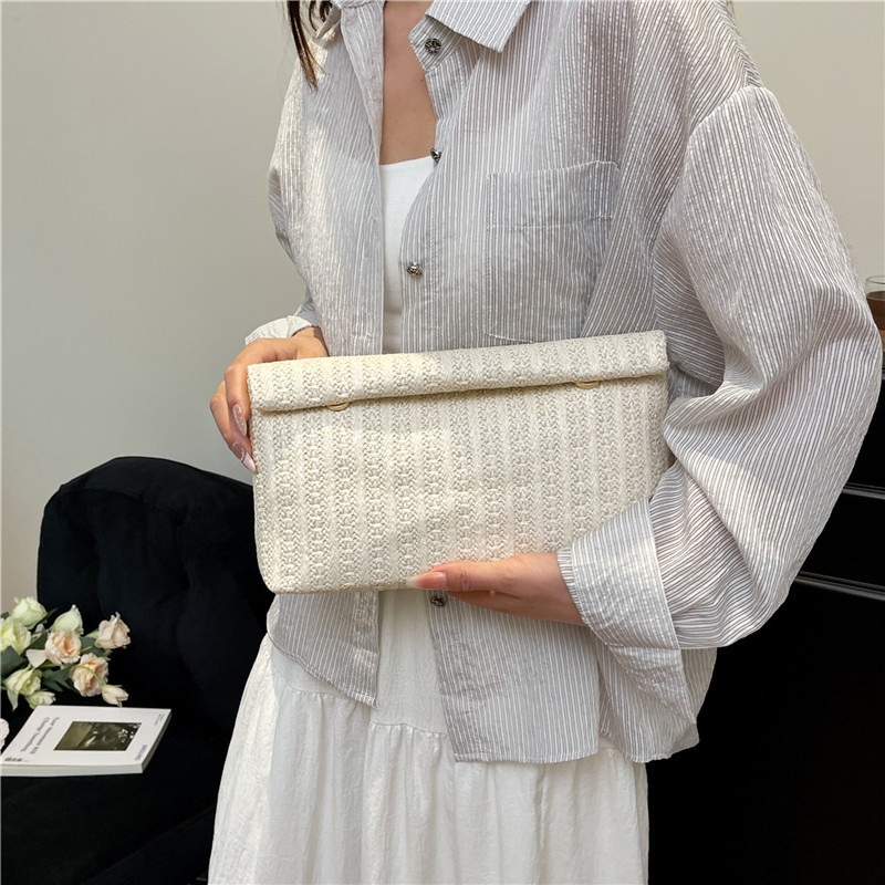 2025 Large capacity, stylish new style, elegant and fashionable design, solid color, straw-woven texture, hand-held envelope women's bag details Picture