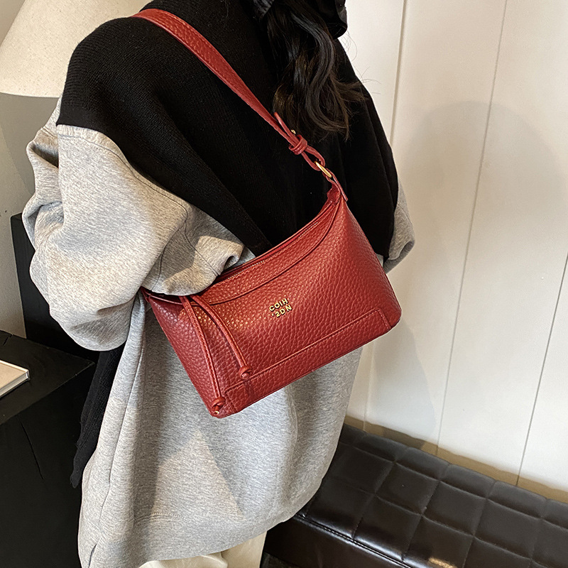 This year, the Maillard underarm bag for women's 2024 new style is fashionable, light luxury, niche and high-end single-shoulder small square bag Application Scenario