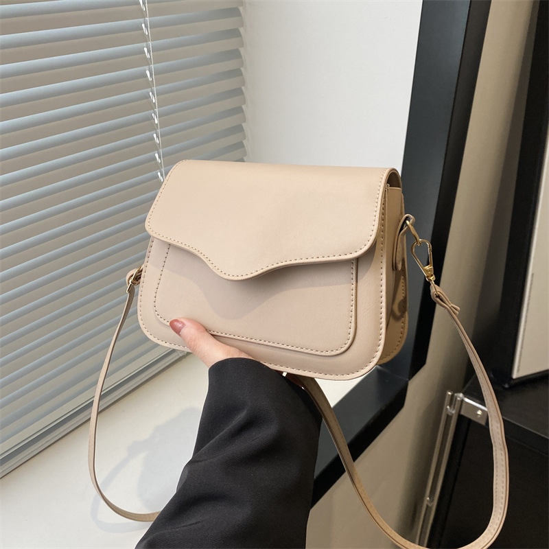 A new Korean-style solid-color small square bag for women in spring 2024, featuring a casual, retro and stylish crossbody style full figure