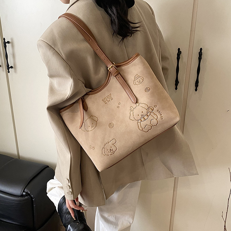 The large-capacity tote bag is a new fashion bag for women in 2025. It is a French niche single-shoulder crossbody bag and a versatile retro backpack Application Scenario