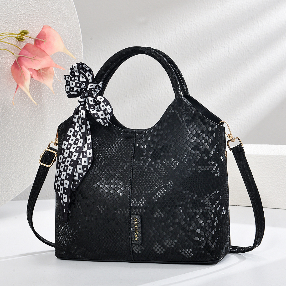Snake-patterned bag 2025 new style, high-end niche, versatile, mom's hand, shoulder, crossbody bag, bucket, women's bag, handbag full figure