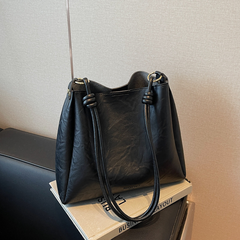 This year, the popular bags for women are the 2024 new retro and fashionable single-shoulder bag with a simple texture and versatile bucket bag Specification drawing