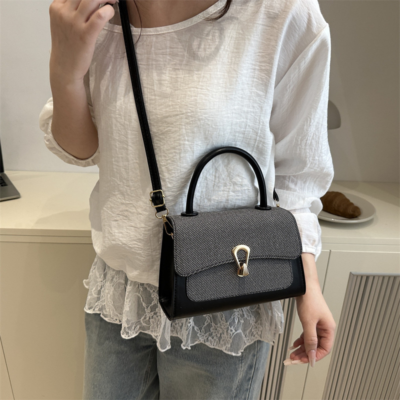 The new Korean version of the women's single-shoulder bag features a unique design and a high-end underarm bag. It is a niche and fashionable hand-held small square bag for women Specification drawing