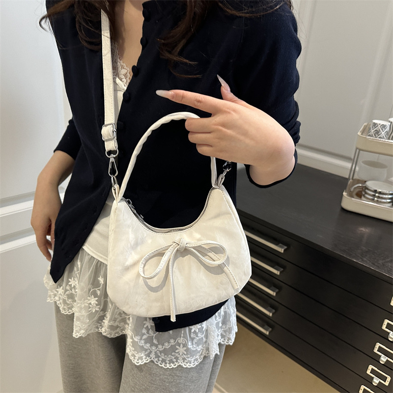 This year, a new bow handbag style is in vogue. It's a sweet and stylish bag for female students, a single-shoulder, crossbody, and underarm bag details Picture
