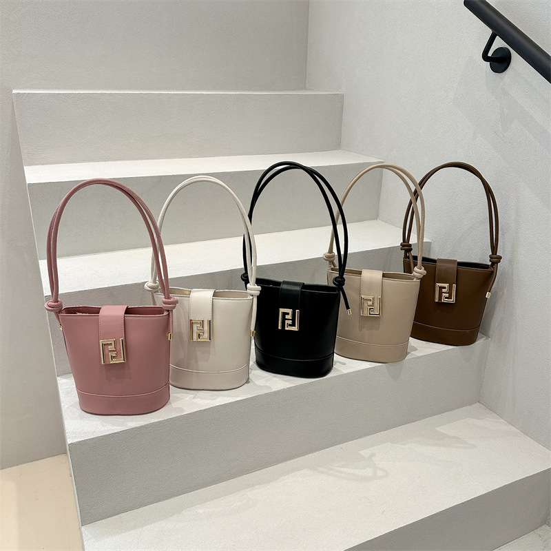 A high-quality and elegant bucket tote bag for women, a new summer 2025 trendy and versatile single-shoulder crossbody bag for ladies Application Scenario