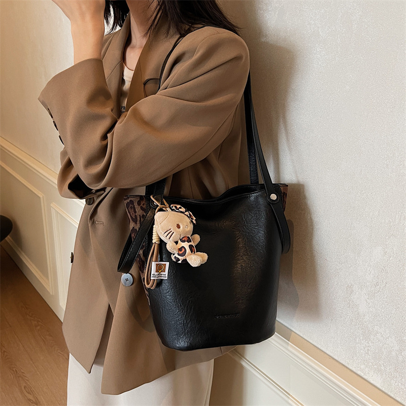 Retro and fashionable bucket bag for women, 2024 new model, large capacity, commuting and casual, versatile shoulder bag, high-end underarm bag Application Scenario