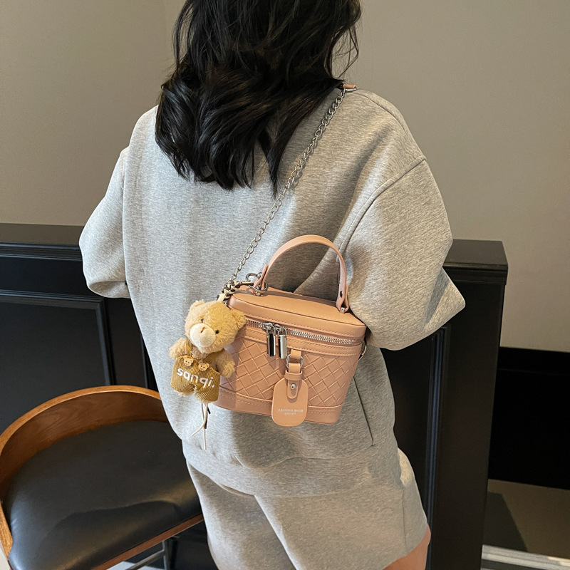The 2025 new simple, fashionable and casual hand-held box bag is a high-end, niche, versatile and stylish single-shoulder crossbody bag for women details Picture