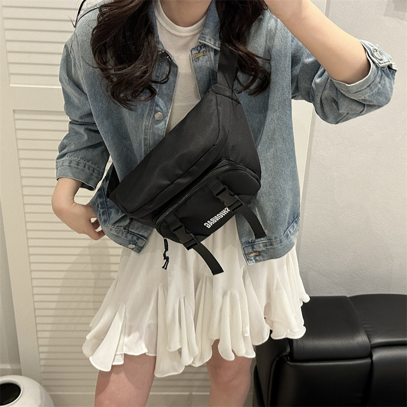 Color-blocking and color-matching motorcycle saddle bag, new Hong Kong-style mobile phone coin purse, daily commuting lock, large capacity crossbody bag details Picture