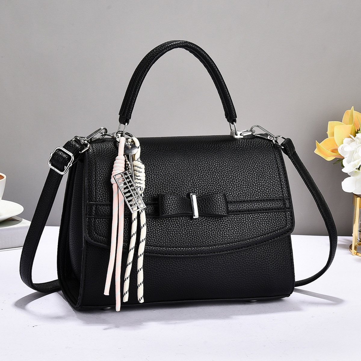 Exquisite retro bow bag for women 2025 new cross-border winter versatile crossbody bag, fashionable hand-held small square bag full figure
