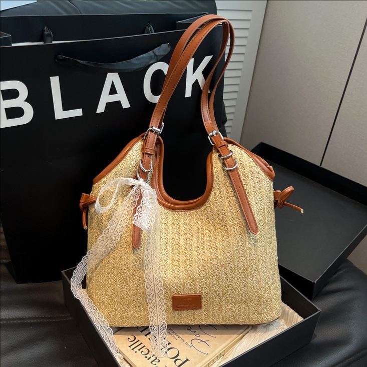 2025 Summer New seaside vacation woven beach bag, women's niche casual single-shoulder bag, large-capacity commuter tote bag full figure