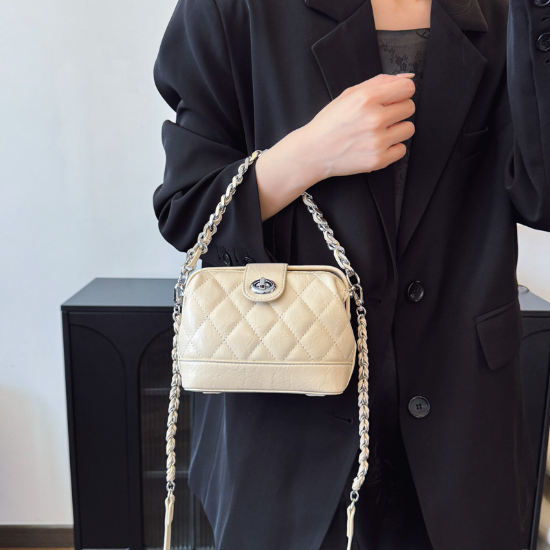 The 2025 new Chanel style diamond-shaped chain handbag is a high-end and versatile commuter single-shoulder crossbody bag for women details Picture