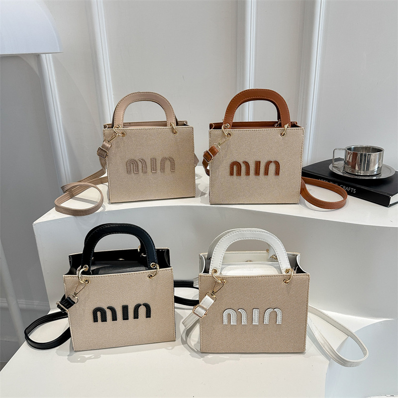 A stylish and casual small square bag of 2025, a high-end casual letter single-shoulder bag, a trendy and versatile crossbody bag Application Scenario