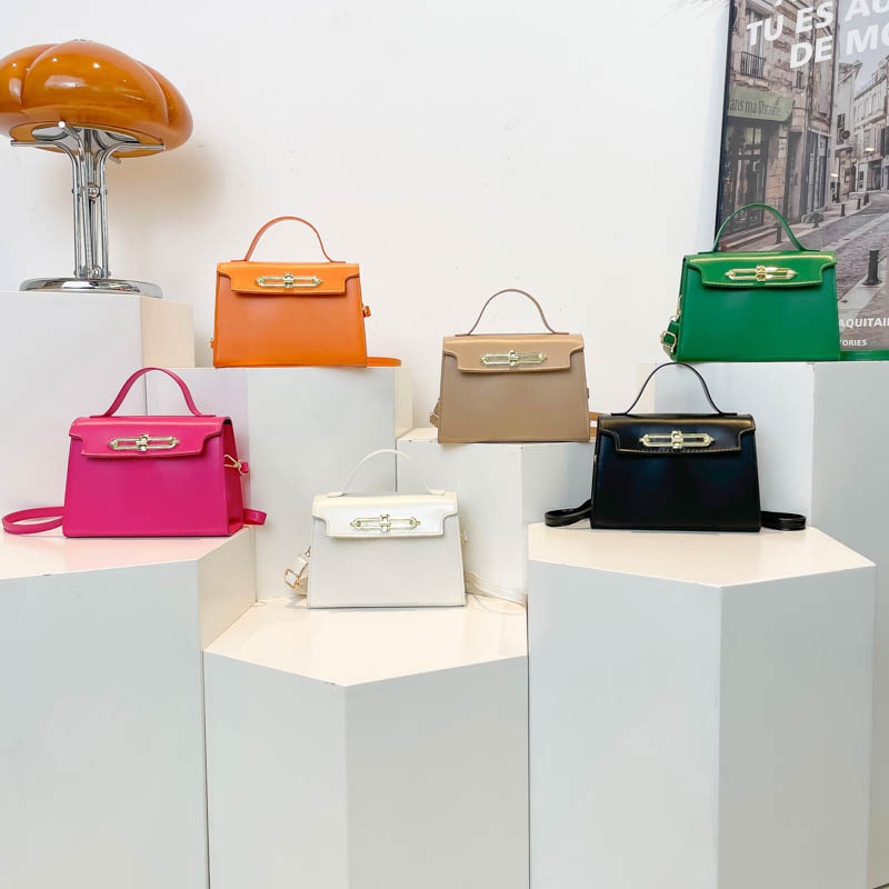 The new cross-border women's bag, Kelly bag, hand-held shoulder crossbody bag, is fashionable, versatile and has a large capacity for commuting Application Scenario