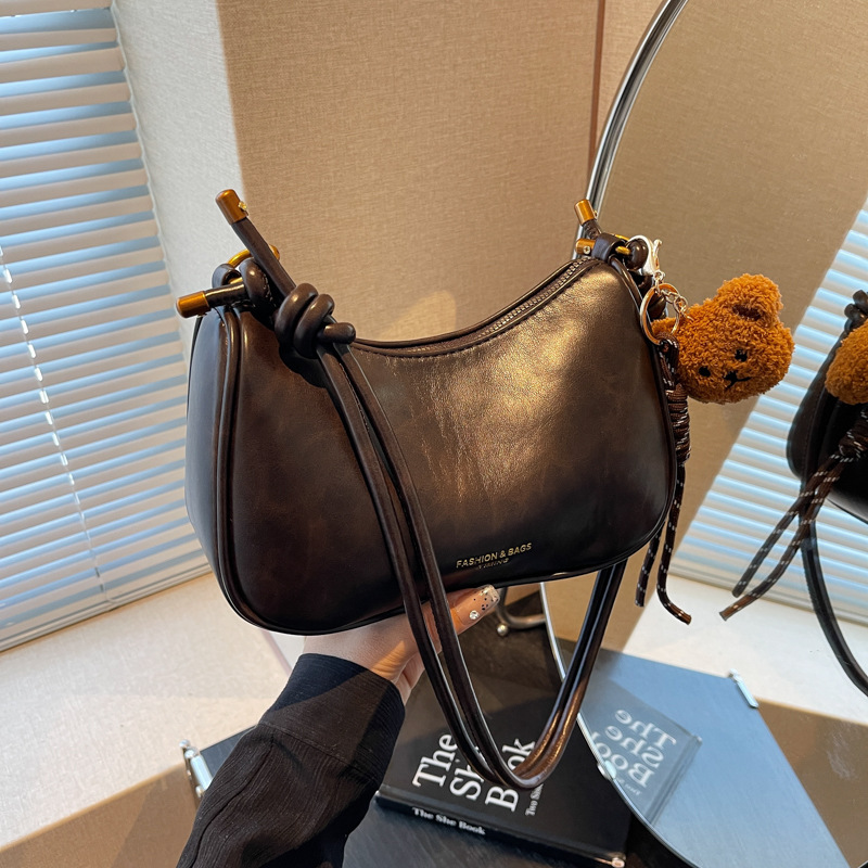 This year's popular bags are large-capacity women's 2024 new fashionable and versatile single-shoulder crossbody bags for work and commuting, as well as underarm bags Specification drawing
