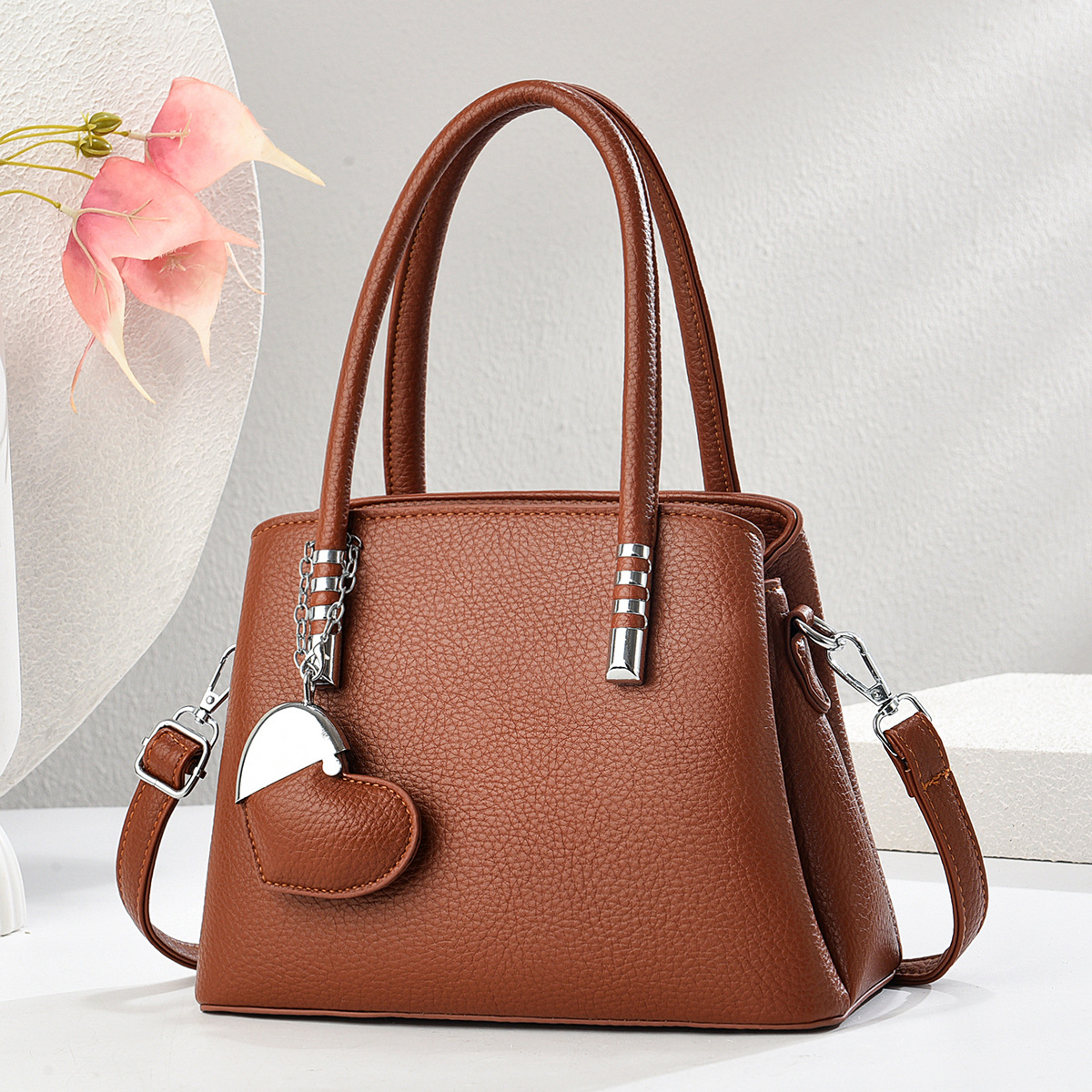 High-end heart-shaped decoration 2025 new stylish, simple and large-capacity handbag, versatile single-shoulder crossbody bag Specification drawing