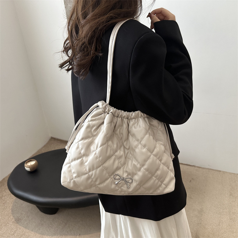 New underarm women's bags for commuting, large-capacity single-shoulder texture casual tote bag, pleated hand-held bucket bag Specification drawing