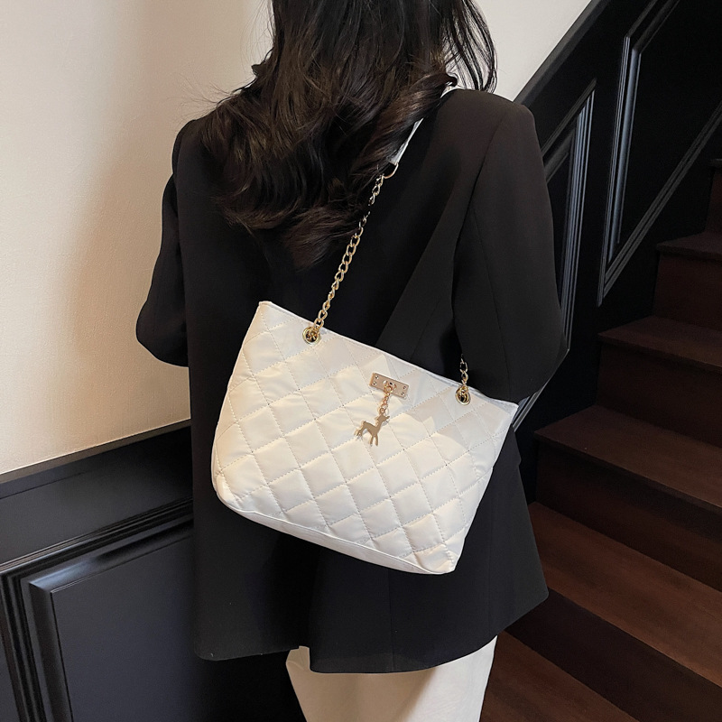 This is a new spring 2025 stylish and trendy single-shoulder tote bag with a unique design for women details Picture
