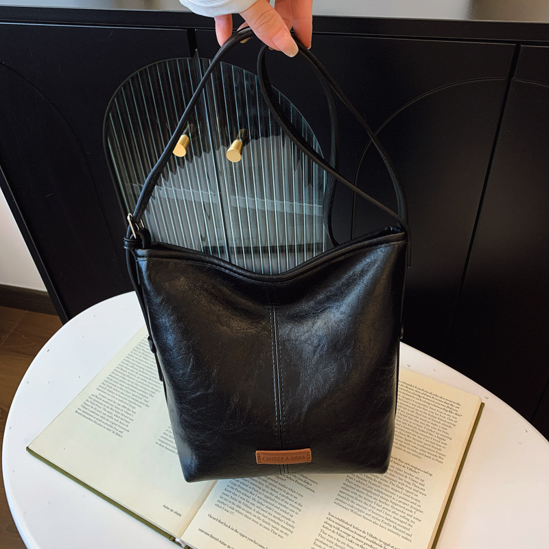 Cross-border solid color PU soft leather bucket bag, retro casual single-shoulder bag, 2025 new style women's bag, fashionable and versatile crossbody bag details Picture