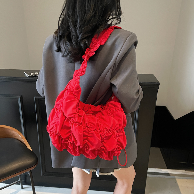 A trendy solid color, large-capacity pleated single-shoulder bag for women in 2025, a new stylish, versatile, simple and casual crossbody bag details Picture