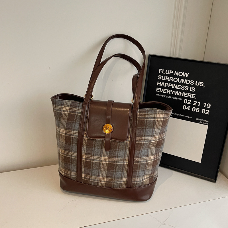 The new Korean-style fashionable and trendy tote bag with contrasting color stripes in 2024 exudes a sense of sophistication and is a versatile and casual shoulder bag Specification drawing