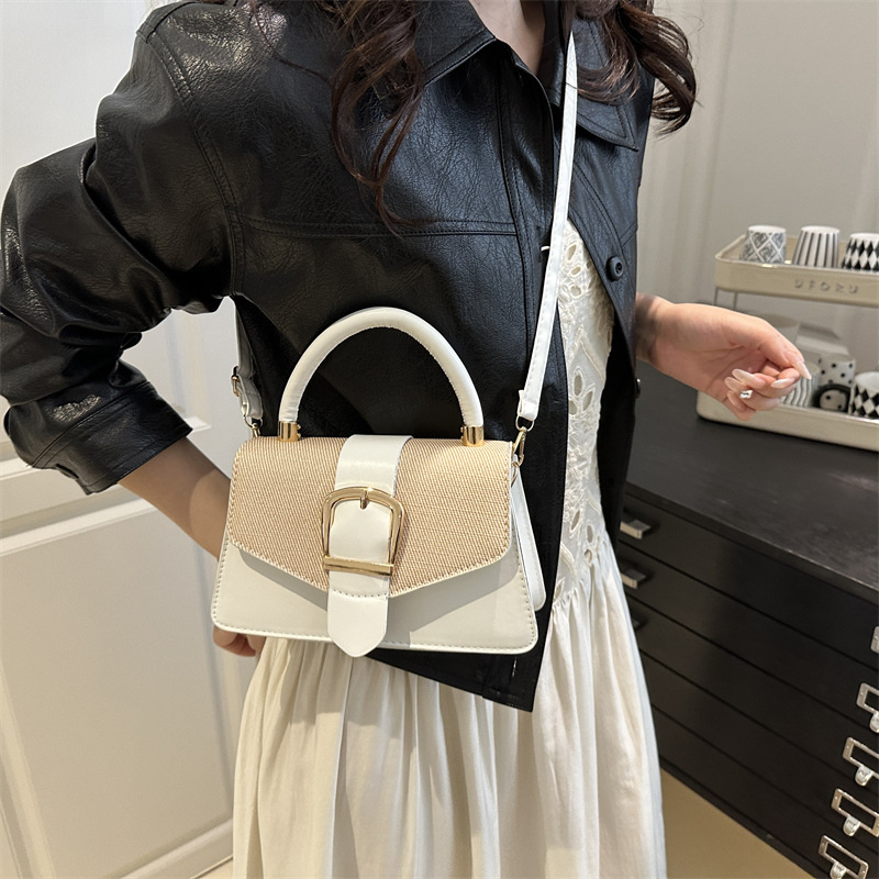 The 2025 hand-held small square bag is a fashionable spring new simple commuting bag with a niche design and a retro single-shoulder crossbody bag details Picture
