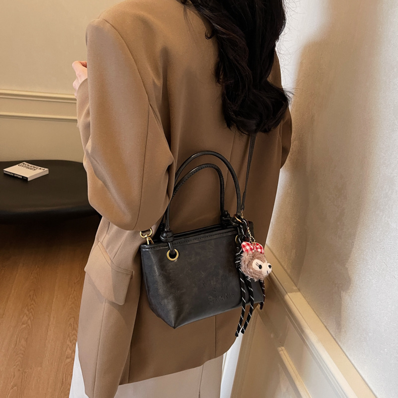 A niche and fashionable hand-held bucket bag for women, a new 2024 simple and casual single-shoulder bag, a high-end and trendy versatile women's bag Application Scenario
