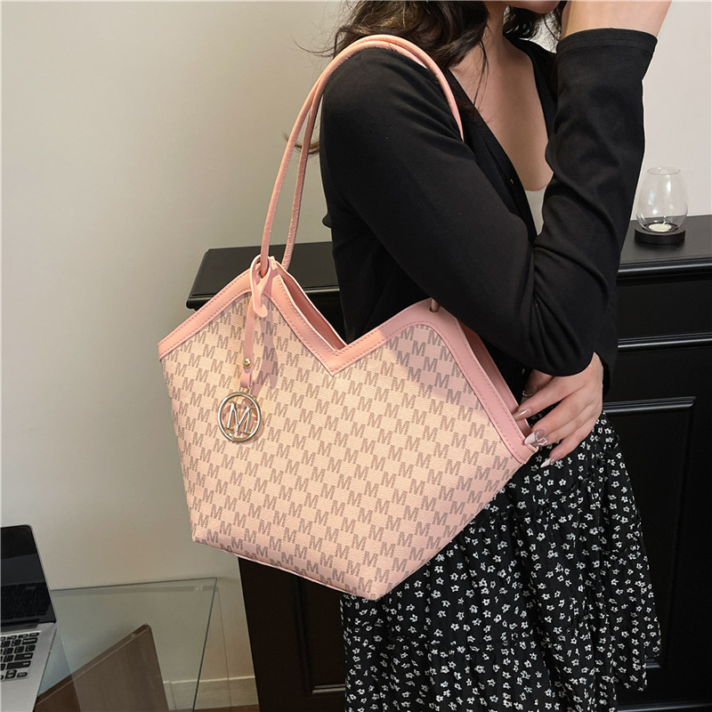 This year, the popular letter bag for women in 2025 is a new style of fashionable single-shoulder crossbody bag that is versatile and has a large capacity Specification drawing