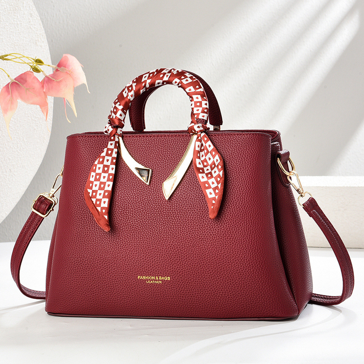Middle-aged women's handbag 2025, a fashionable hand-held large-capacity pu women's bag for export, simple and retro single-shoulder crossbody bag Application Scenario