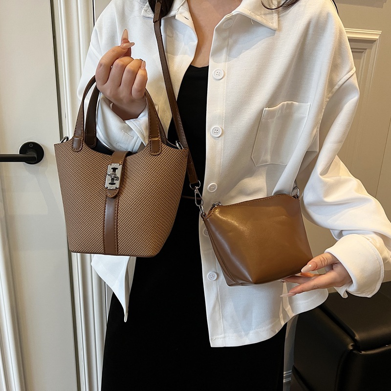 A Korean version of a niche mother-and-child bag with a simple lock buckle hand-held bucket bag for women, a new 2025 daily commuting single-shoulder crossbody bag details Picture