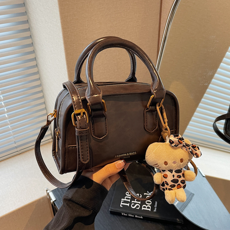 A new retro and casual square bag for women in 2025, featuring a simple and fashionable single-shoulder handbag from Maillard, a Korean brand details Picture
