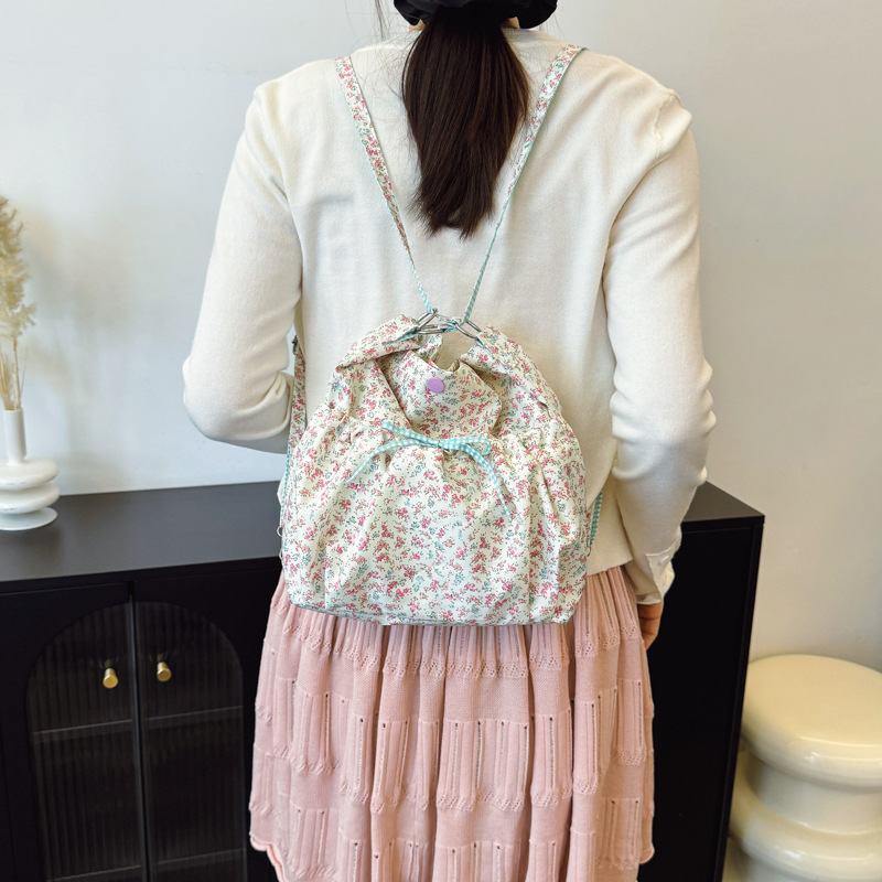 This summer floral print, stylish, lightweight, fresh and cute single-shoulder bag is a beautiful, casual and practical tote bag Application Scenario