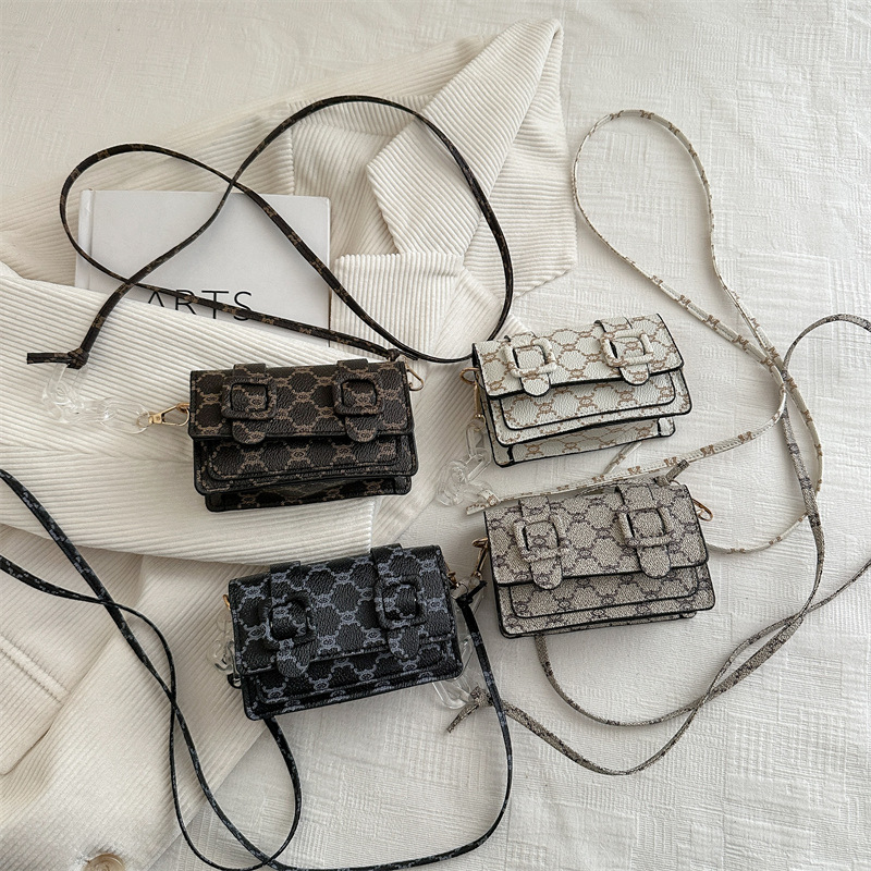 A high-end, niche mini patchwork bag for women, a new summer fashion single-shoulder crossbody small square bag for 2025 Application Scenario