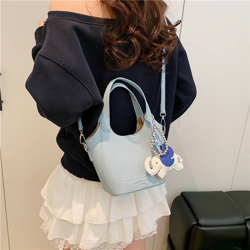 High-end texture simple hand-held bucket bag for women, 2025 new Spring/Summer Korean style fashionable retro single-shoulder crossbody bag Application Scenario