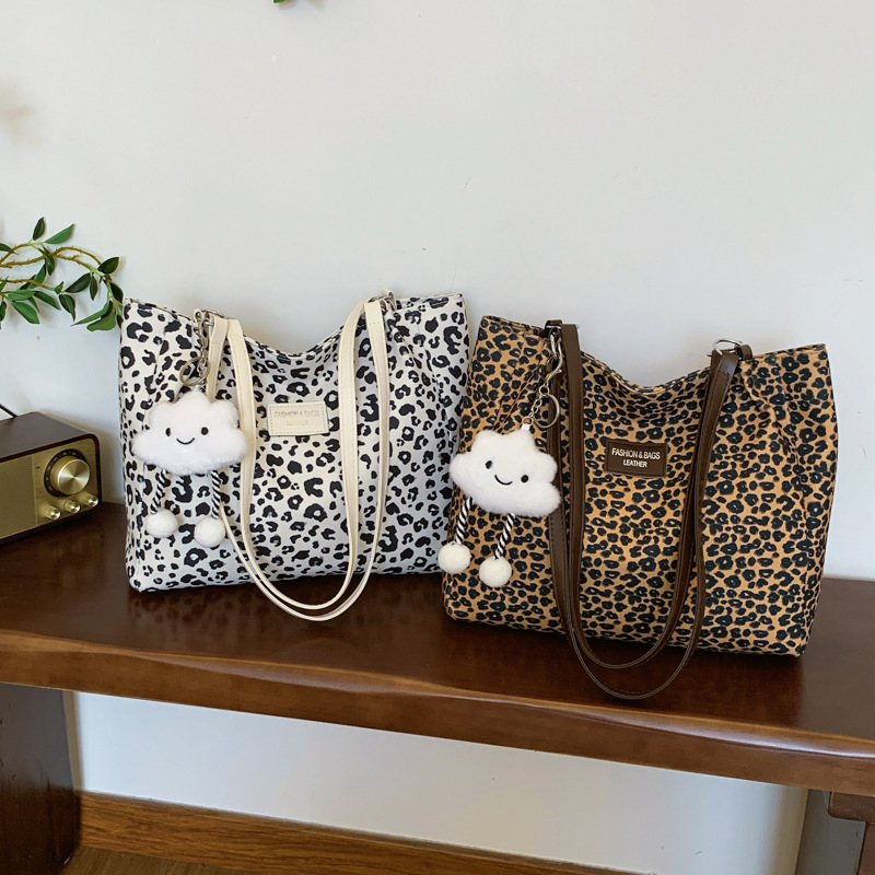 Trendy casual commuting bag for women 2024 autumn new Korean-style personalized and fashionable single-shoulder bag, simple tote bag Application Scenario