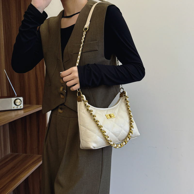 A niche and light luxury handbag for women, the 2024 new diamond-shaped chain bag is fashionable, versatile, elegant and high-end. It's a single-shoulder crossbody bag Application Scenario