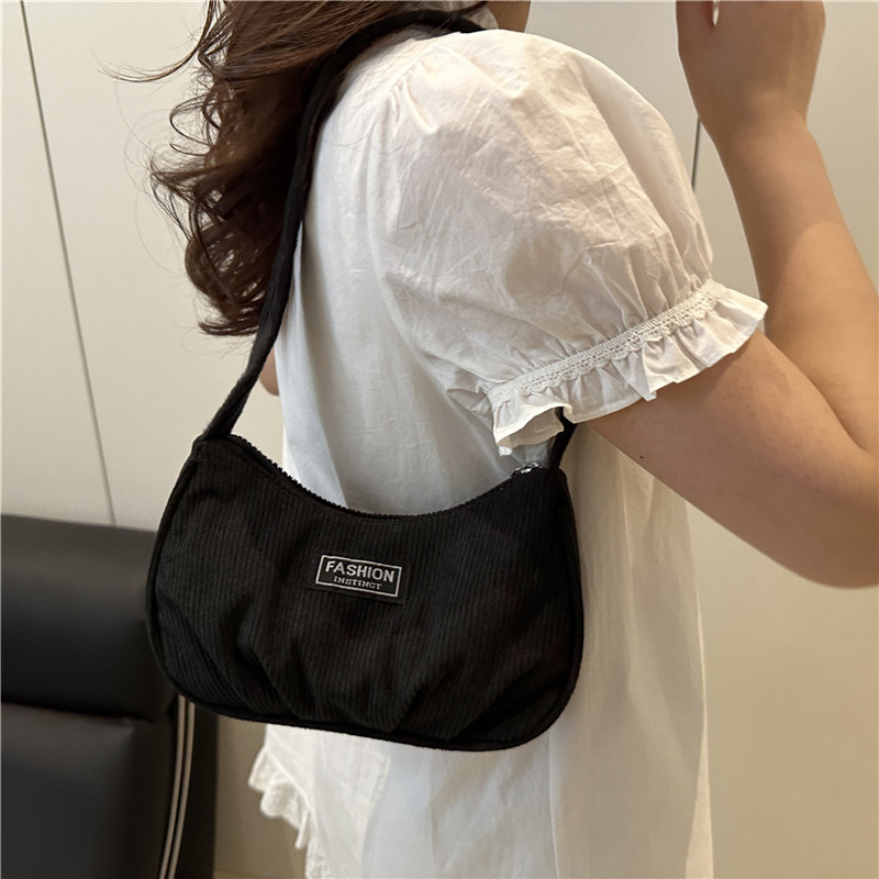 A slanted solid color summer 2025 Korean-style fashionable and individual velvet new bag, a versatile bag, a simple underarm bag for women details Picture