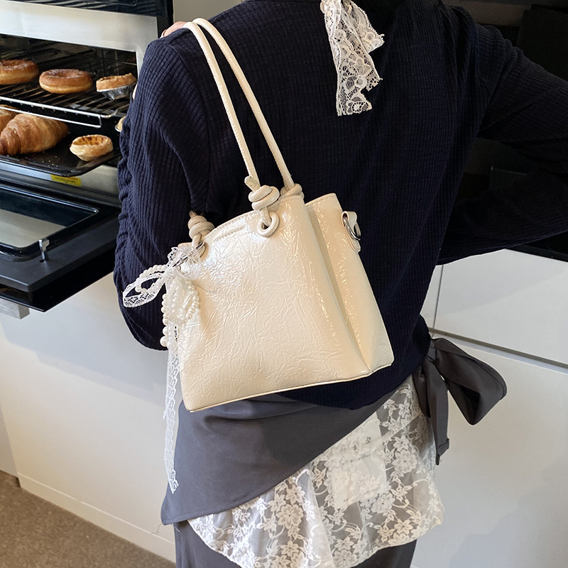 A niche wax oil leather tote bag for women, 2025 new retro and versatile single-shoulder underarm bag, casual hand-held bucket bag details Picture