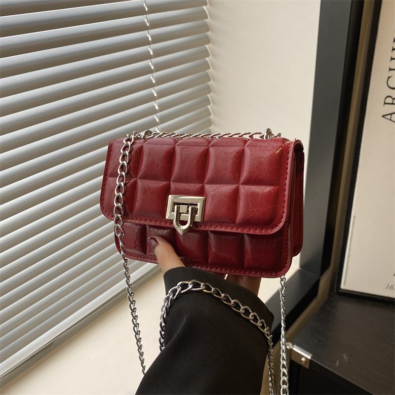 New Korean-style embossed embroidered thread small square bag, fashionable lock buckle laser shiny leather mini bag, chain women's crossbody bag full figure