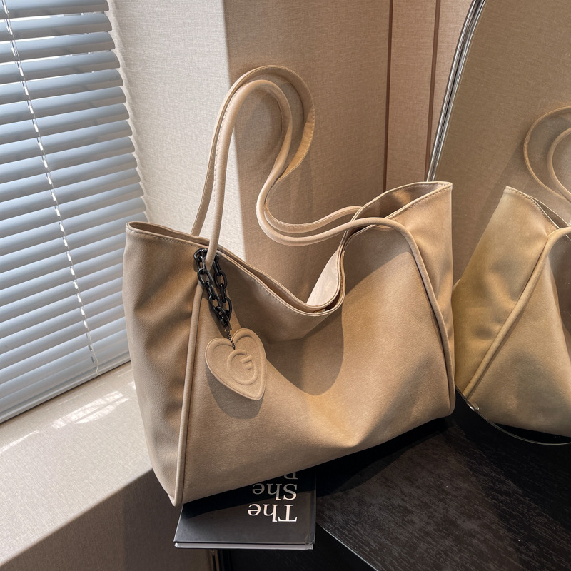 A new retro and simple single-shoulder bag with a large capacity for women in 2025, featuring a high-end texture. It is a tote bag for both class and casual commuting details Picture