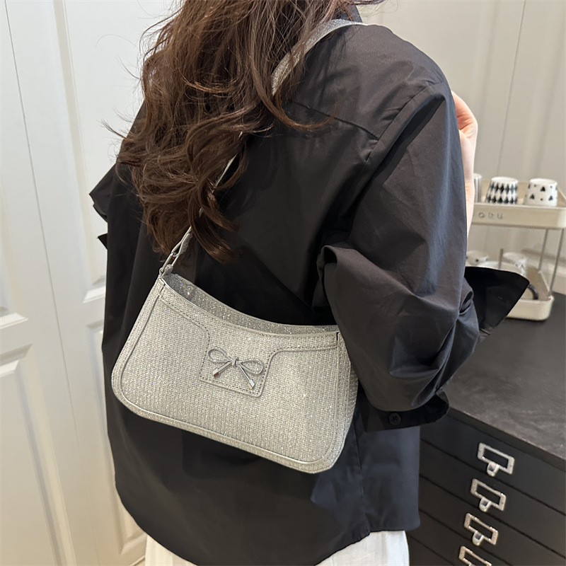 2025 Sweet Girl, simple spring crocodile pattern new simple, fashionable and stylish bow underarm single-shoulder bag details Picture