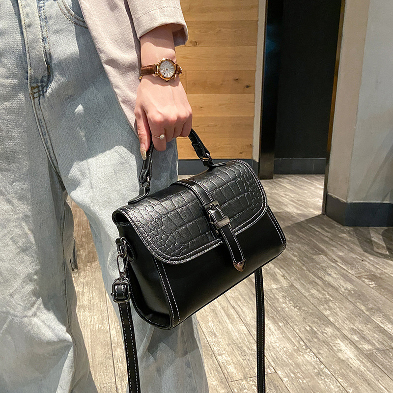 The 2024 new women's bag crossbody bag is trendy, fashionable and versatile. It's a stylish single-shoulder bag and a grand hand-held small square bag for women details Picture