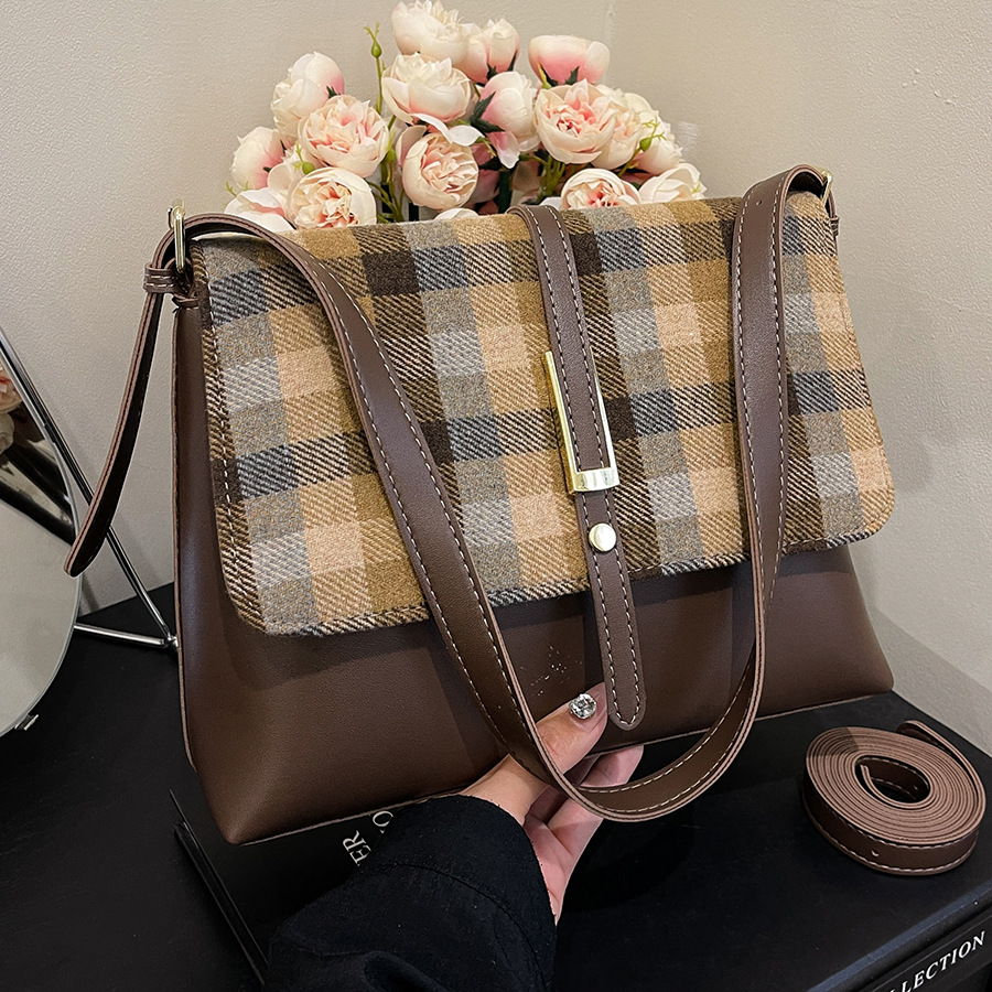 The new 2024 checkered women's casual and versatile single-shoulder bag, large-capacity tote bag, and fashionable commuting crossbody bag full figure