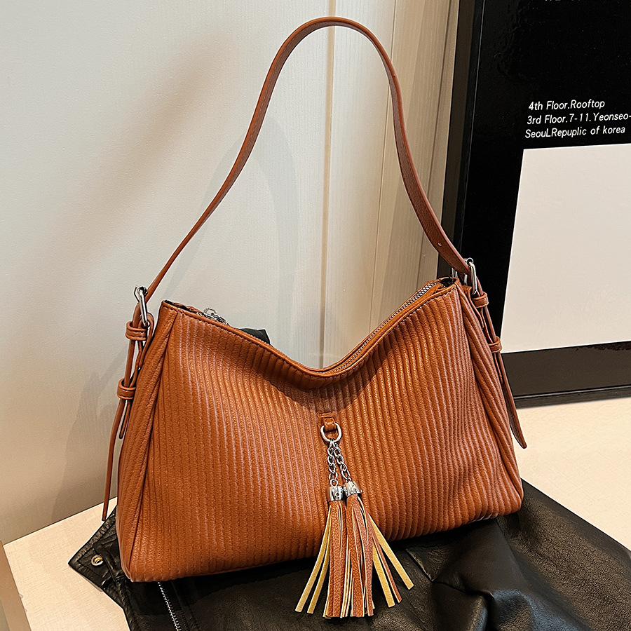 Korean minimalist single-shoulder tote bag 2024 new style, fashionable fringed, niche, large capacity, crossbody, elegant commuting bag for women full figure