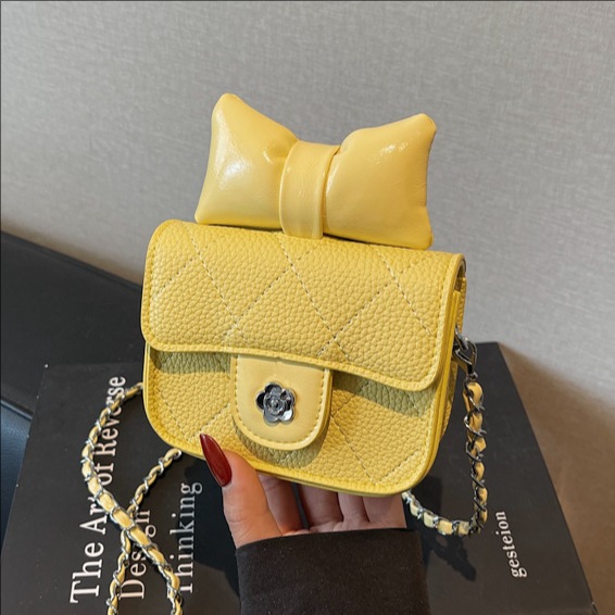 The 2025 new mini Chanel-style diamond-shaped chain bag is a stylish solid color versatile single-shoulder bag and a simple crossbody bag full figure