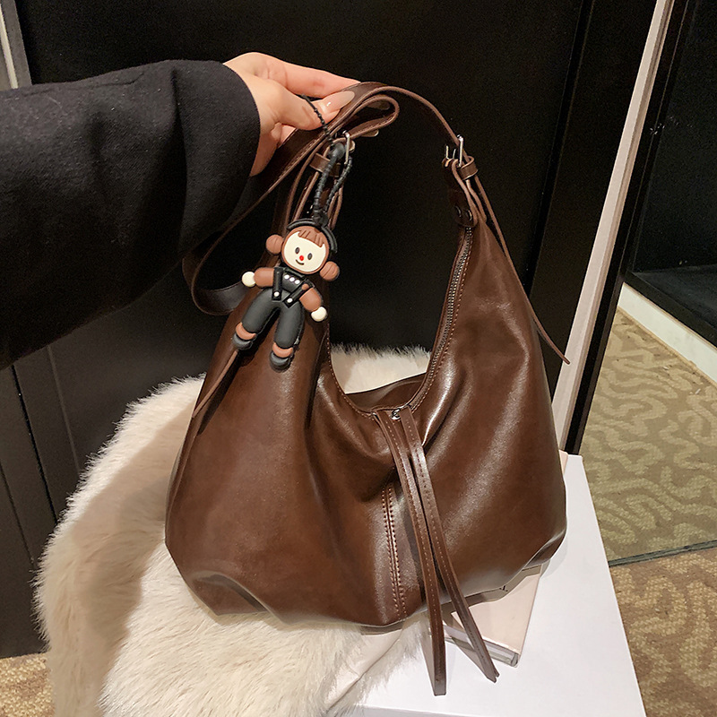 A retro rustic underarm bag for women, a new laid-back, fashionable and casual Korean-style tote bag with a large capacity crossbody bag full figure