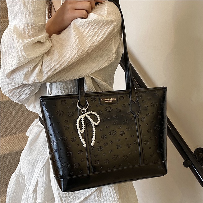 Korean large-capacity tote bag for women 2025 new style, fashionable and versatile, single-shoulder underarm bag, casual commuting bag for work full figure
