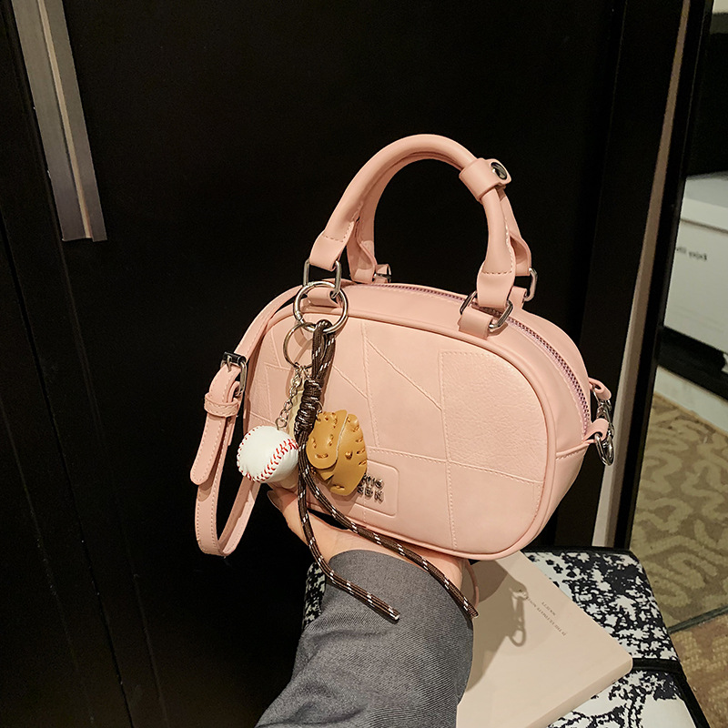 A niche design, retro and fashionable hand-held bowling bag, a new high-end commuter single-shoulder crossbody bag for women in 2025 full figure