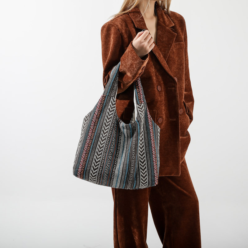 The 2024 new ethnic-style striped single-shoulder bag is fashionable, simple and has a large capacity slanted bucket Application Scenario