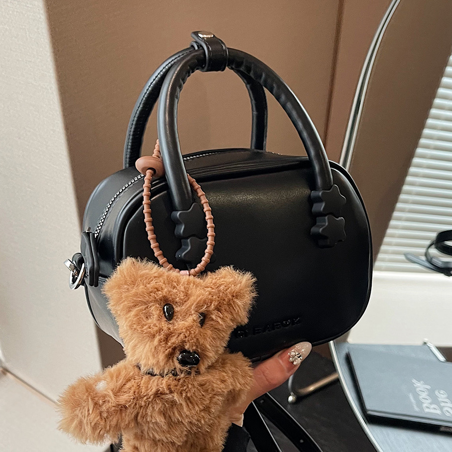 Carrying a fashionable baseball underarm bag for women, 2024 new retro and trendy versatile single-shoulder bag, simple and casual crossbody bag full figure